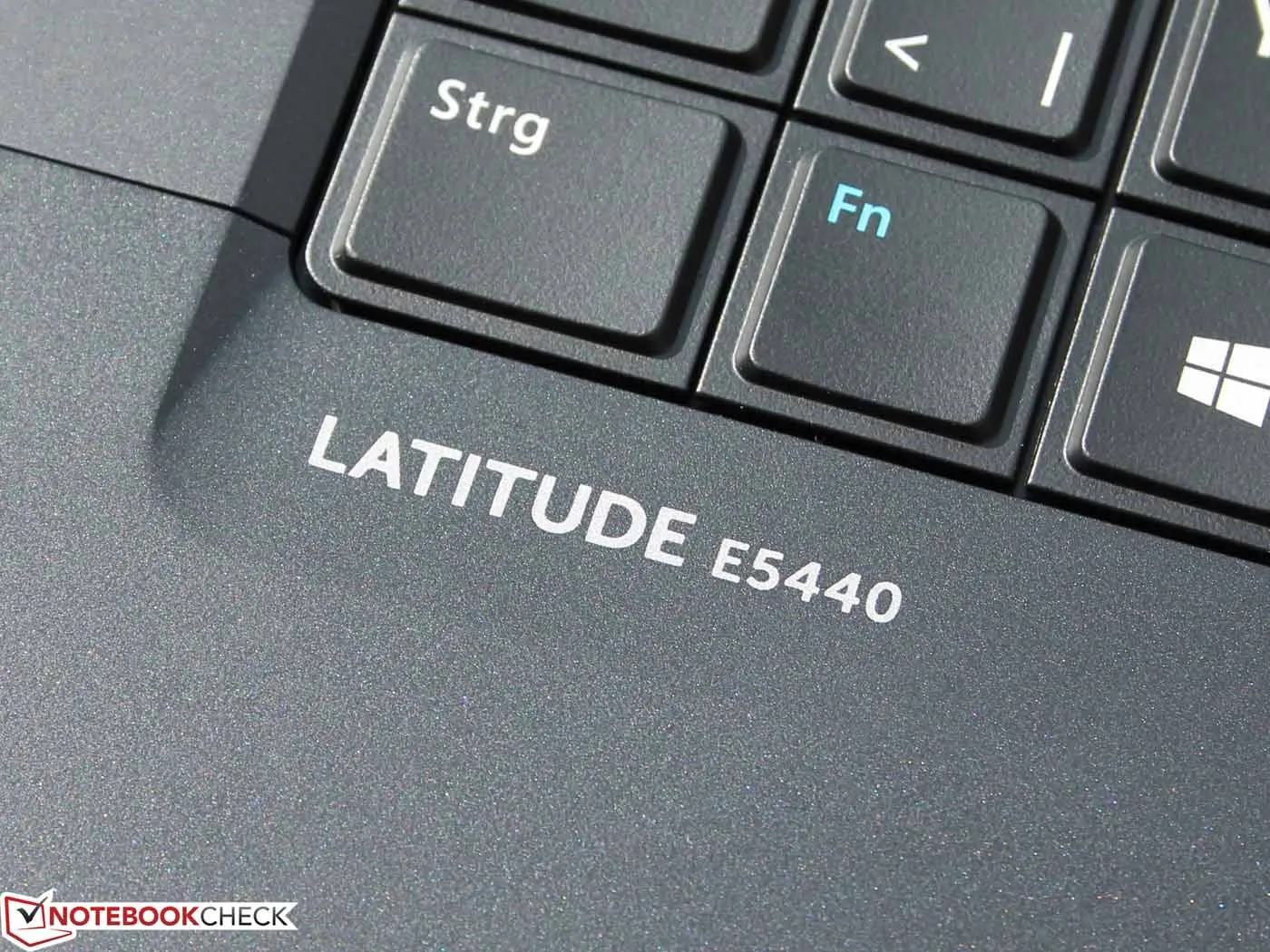 Detalhe do apoio de mãos com a inscrição Latitude E5440