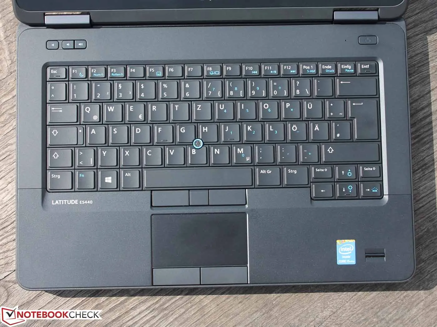 Notebook aberto visto de cima